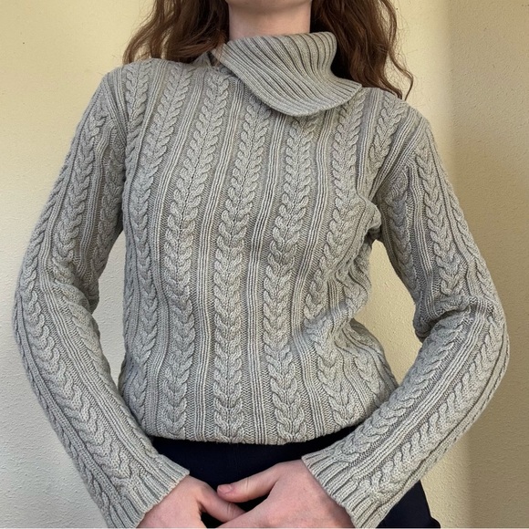 Vintage sage green Cable Knit Sweater - Picture 2 of 8